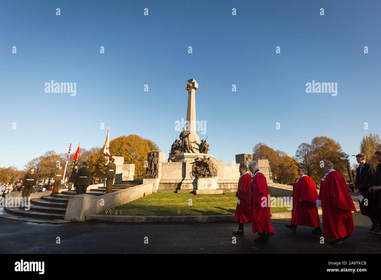 Parata e servizio della domenica di ricordo al Port Sunlight War Memorial, Port Sunlight, Wirral, Merseyside, Inghilterra Foto Stock