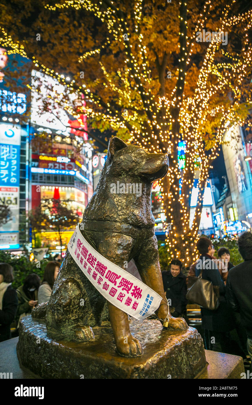 Hachiko monumento, vista della statua in bronzo di Hachiko alla Stazione di Shibuya. Hachiko era un famoso cane che ha aspettato per il proprietario dopo la sua morte. Shibuya, Tokyo, Foto Stock