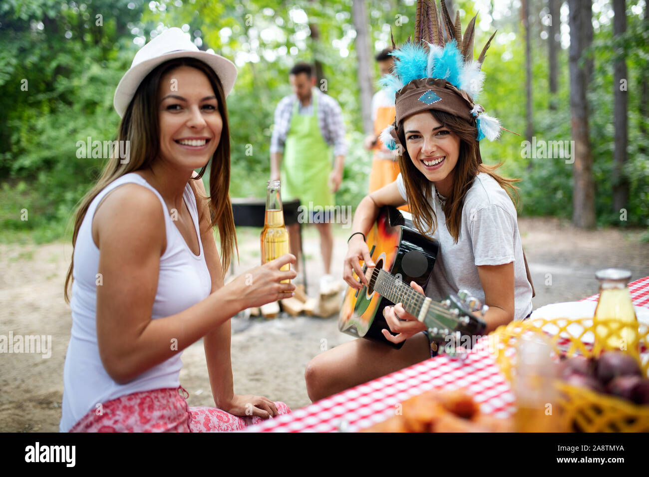 Piccolo gruppo di amici divertendosi al barbecue party Foto Stock