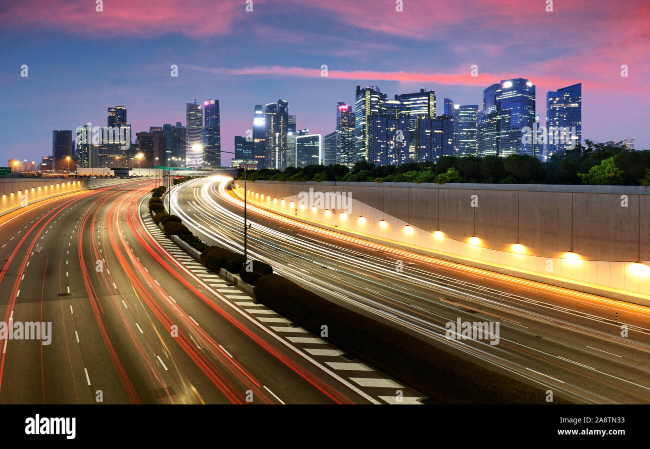 Circolazione delle auto Luce con Singapore cityscape skyline durante il tramonto Foto Stock