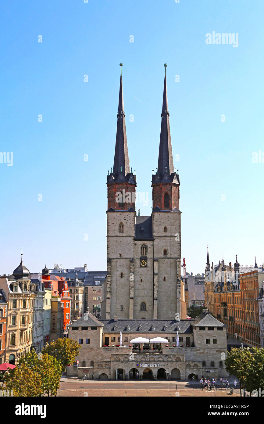 Halle/Saale, Germany-August 24, 2019: Westside dal mercato Hall con sottostazione e la chiesa di Santa Maria Foto Stock