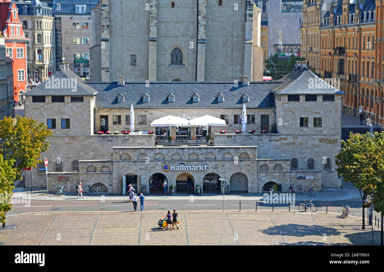 Halle/Saale, Germany-August 24, 2019: Westside dal mercato Hall con sottostazione e la chiesa di Santa Maria Foto Stock