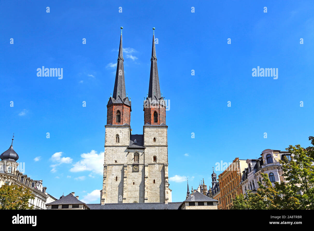 Halle/Saale, Germany-August 24, 2019: Westside dal mercato Hall con sottostazione e la chiesa di Santa Maria Foto Stock