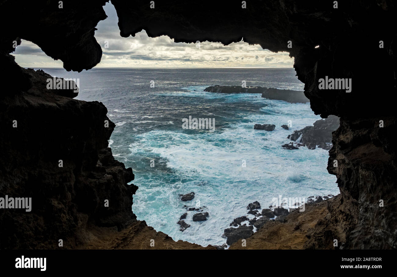 Foro per l'Oceano Pacifico dall'interno della grotta di lava Foto Stock