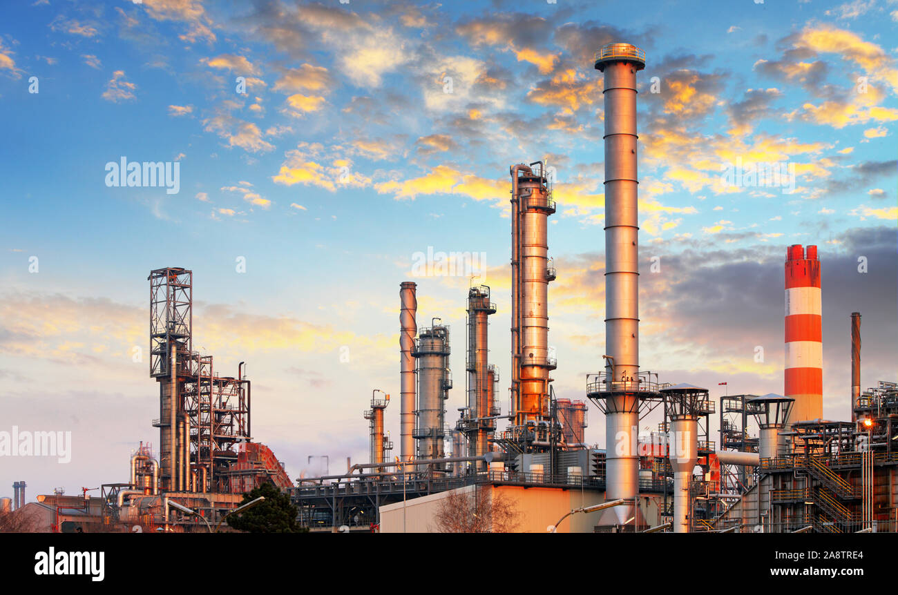 Fabbrica con l'inquinamento atmosferico, industria petrolifera Foto Stock