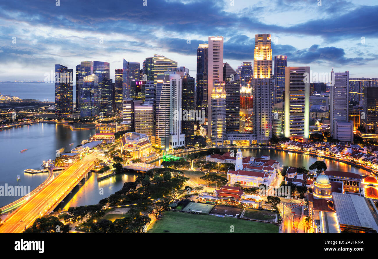 Immagini panoramiche dello skyline di Singapore di notte. Foto Stock