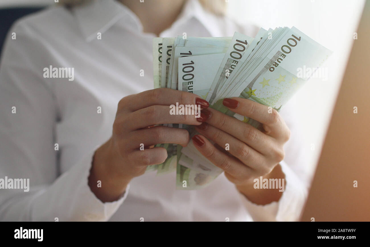 Business donna conteggiare denaro. Close up di mani femminili il conteggio delle banconote in euro. Denaro in contante o di calcolo Euro cambio valuta . Foto Stock