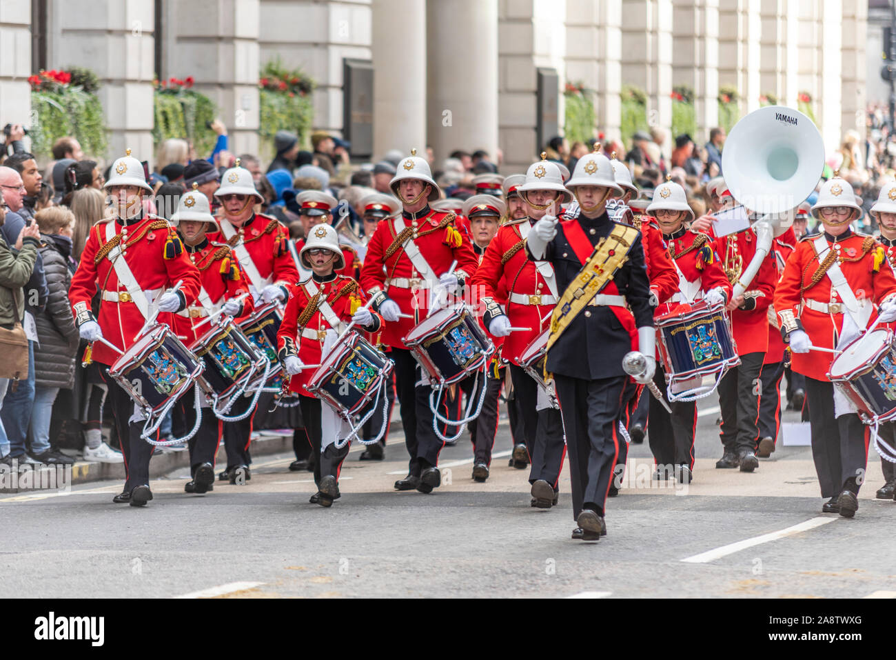 Medina Marching Band presso il signore sindaco di Show Sfilata in città di Londra, Regno Unito. La gioventù Marching Band basata sull'Isola di Wight. Piccolo giovane membro della band Foto Stock