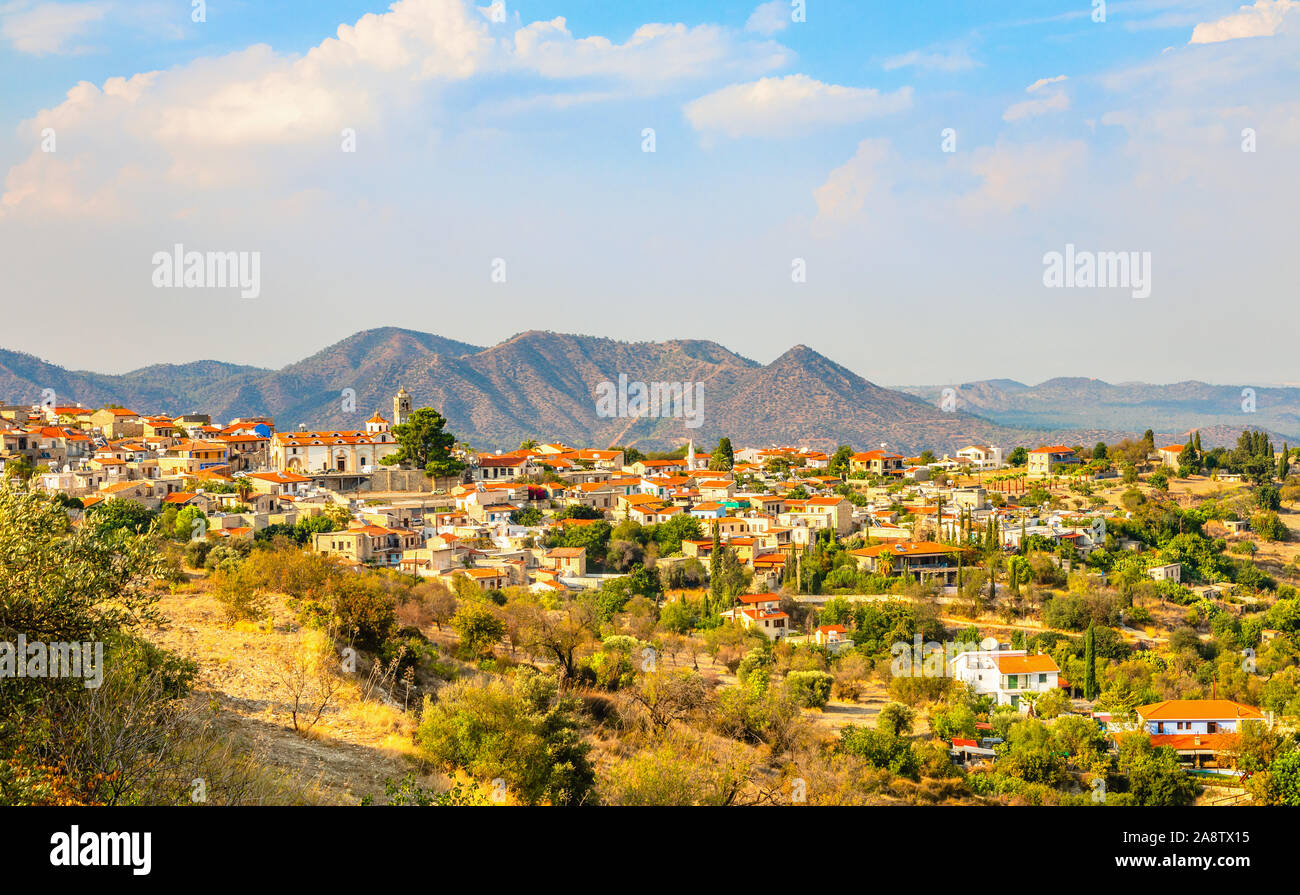 Panorama di Lefkara, cucina cipriota tradizionale villaggio con tetto rosso case e le montagne sullo sfondo, distretto di Larnaca, Cipro Foto Stock