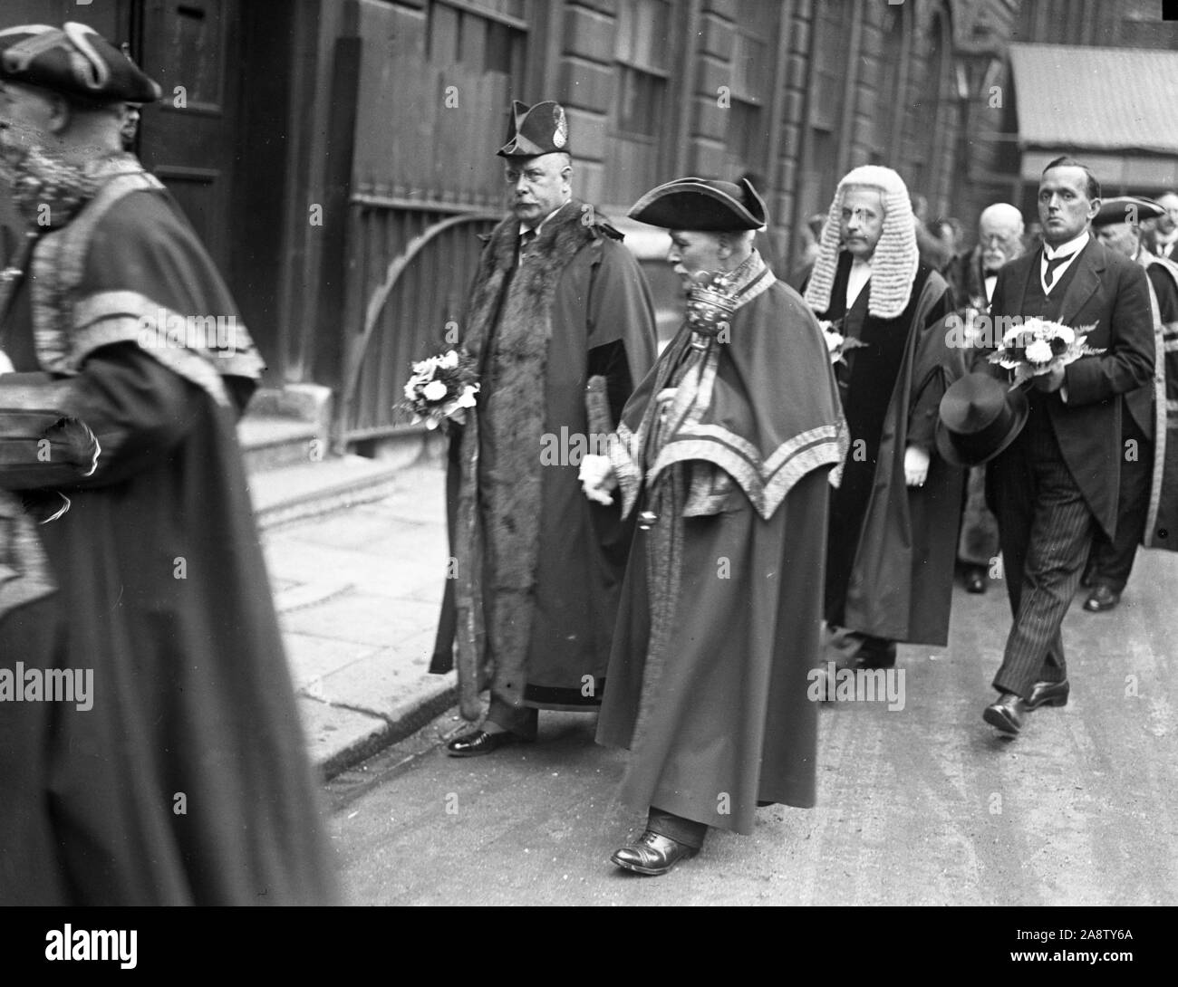 L'elezione di assessore Sir Louis Newton come sindaco di Londra è stata preceduta da un servizio a St Lawrence Jewry. Mostra fotografica di assessore Sir Louis Newton (l) in processione dalla Guildhall alla Chiesa. Foto Stock