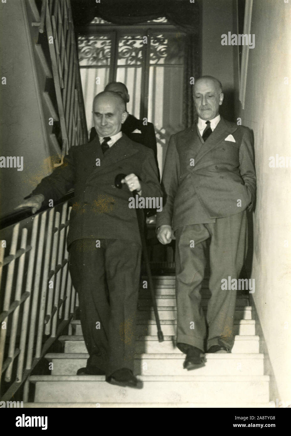 Politico italiano Vittorio Emanuele Orlando di uscire per una passeggiata, Roma, Italia 1940s Foto Stock