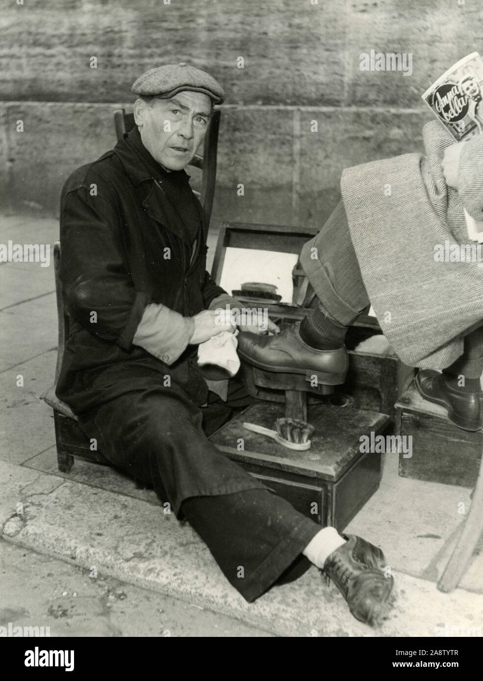 Italian shoeshiner Dandolo Forti, Roma, Italia degli anni cinquanta Foto Stock