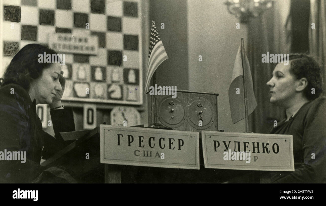 Donne campione del mondo i giocatori di scacchi Lyudmila Rudenko (URSS) e Gisela Kahn Gresser (USA), Mosca, Russia 1949 Foto Stock