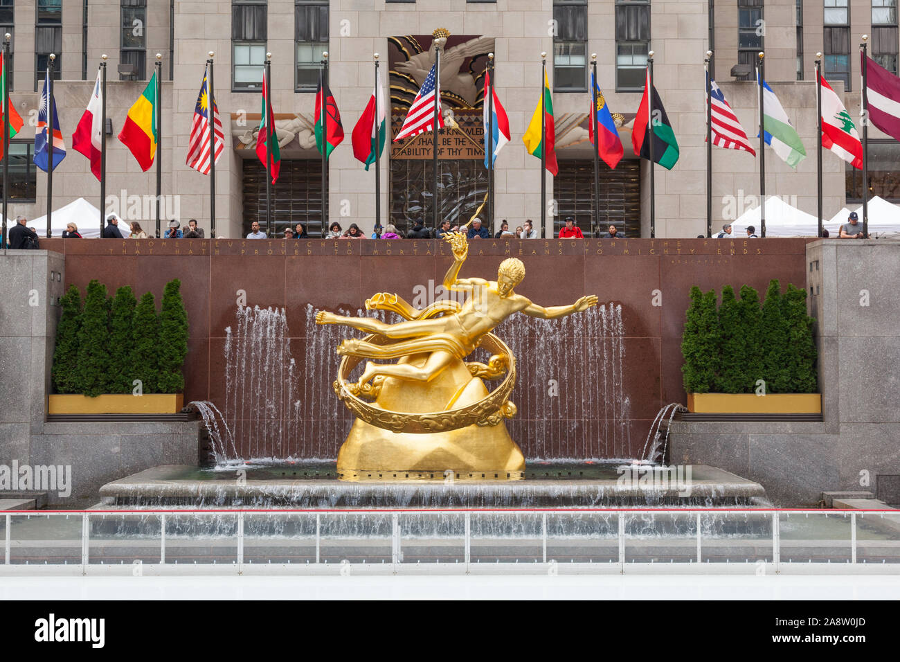 Statua di Prometeo in basso a Plaza affacciato sulla pista di pattinaggio su ghiaccio, Rockefeller Center ,Manhattan, New York City, Stati Uniti d'America. Foto Stock
