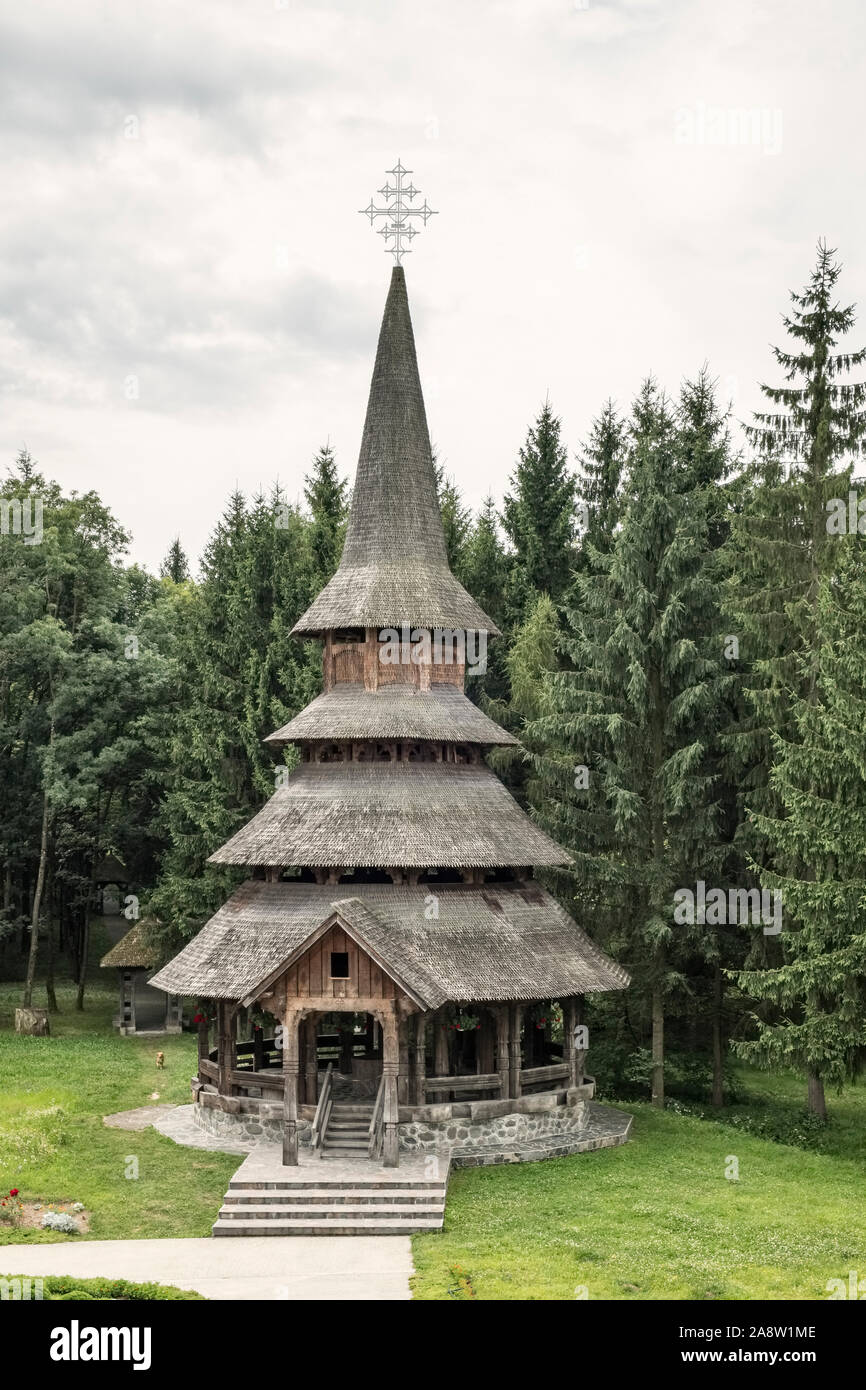 L'estate altare Săpânţa Peri monastero, Maramureș, Romania. Esso è utilizzato per il culto all'aperto nel calore dell'estate. Foto Stock