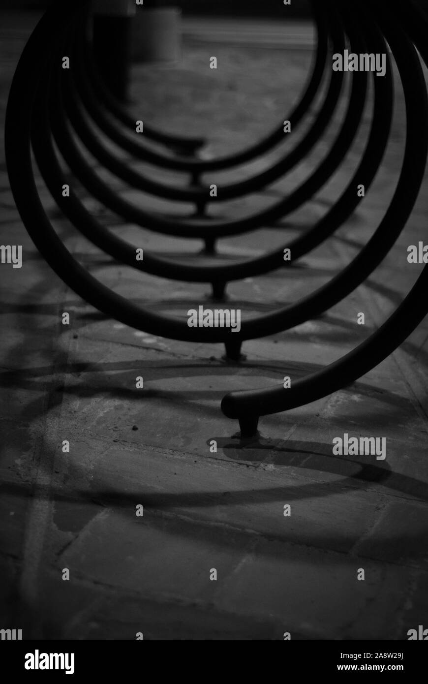 Scatti in bianco e nero, di un oggetto a forma di tunnel e le sue ombre Foto Stock