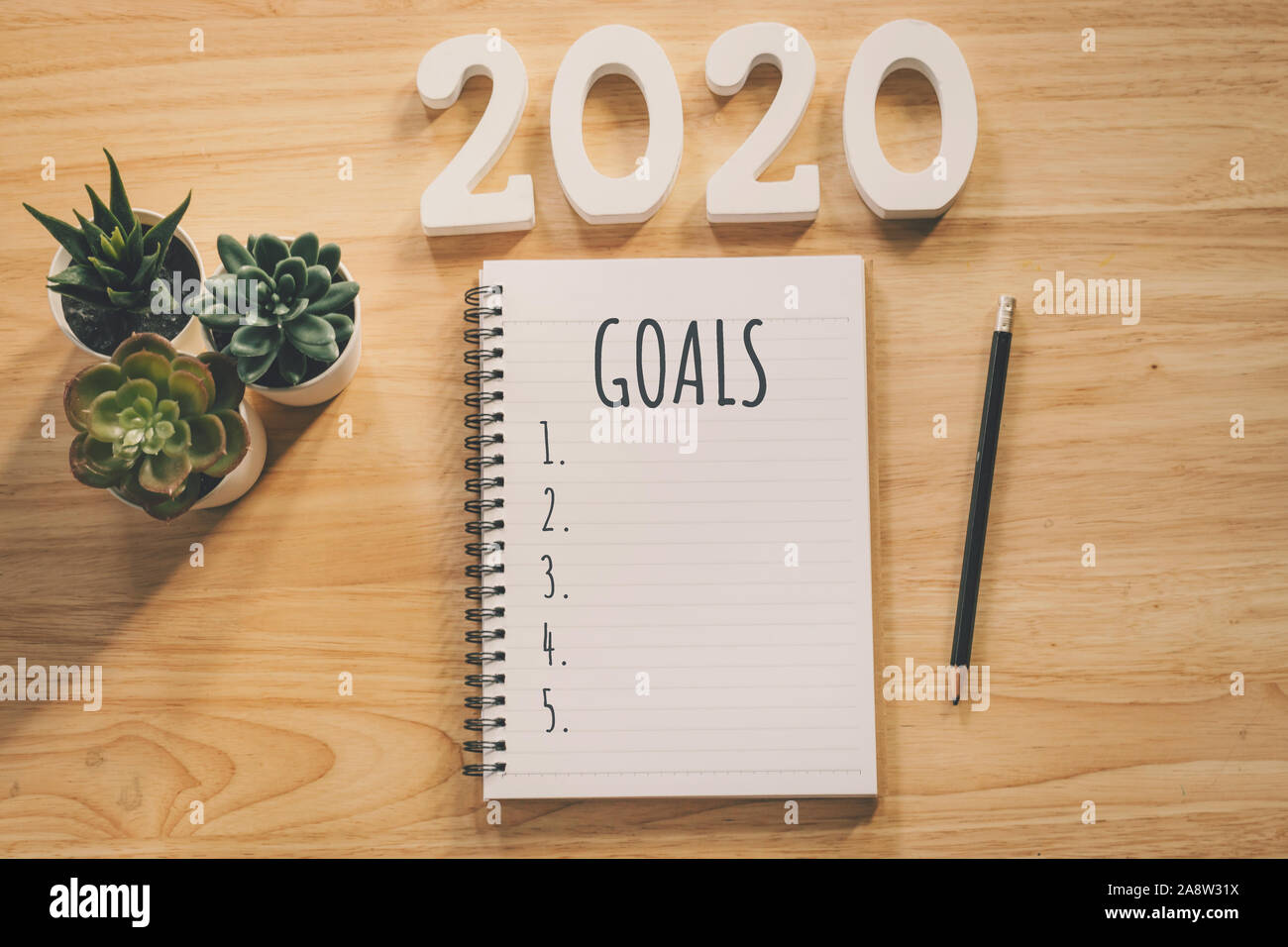 Anno Nuovo 2020 Elenco degli obiettivi. Scrivania in ufficio la tabella con i notebook e pancil con impianto di pot. Foto Stock