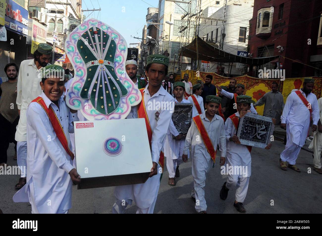 Vista della celebrazione processione religiosa in occasione della cerimonia del compleanno del Santo Profeta in occasione del XII Rabi-ul-Awwal attesa da migliaia di devoti è passante attraverso la strada svoltasi a Rawalpindi. (Foto di Zubair Abbasi/Pacific Stampa) Foto Stock