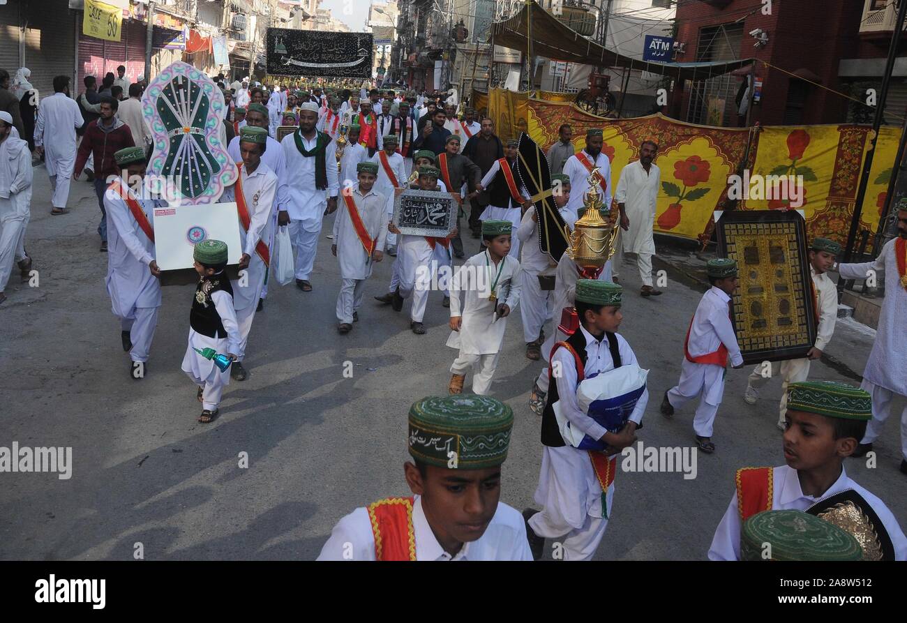 Vista della celebrazione processione religiosa in occasione della cerimonia del compleanno del Santo Profeta in occasione del XII Rabi-ul-Awwal attesa da migliaia di devoti è passante attraverso la strada svoltasi a Rawalpindi. (Foto di Zubair Abbasi/Pacific Stampa) Foto Stock