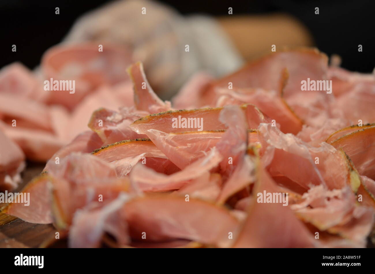 vista ravvicinata del prosciutto, dello speck e della mortadella Foto Stock