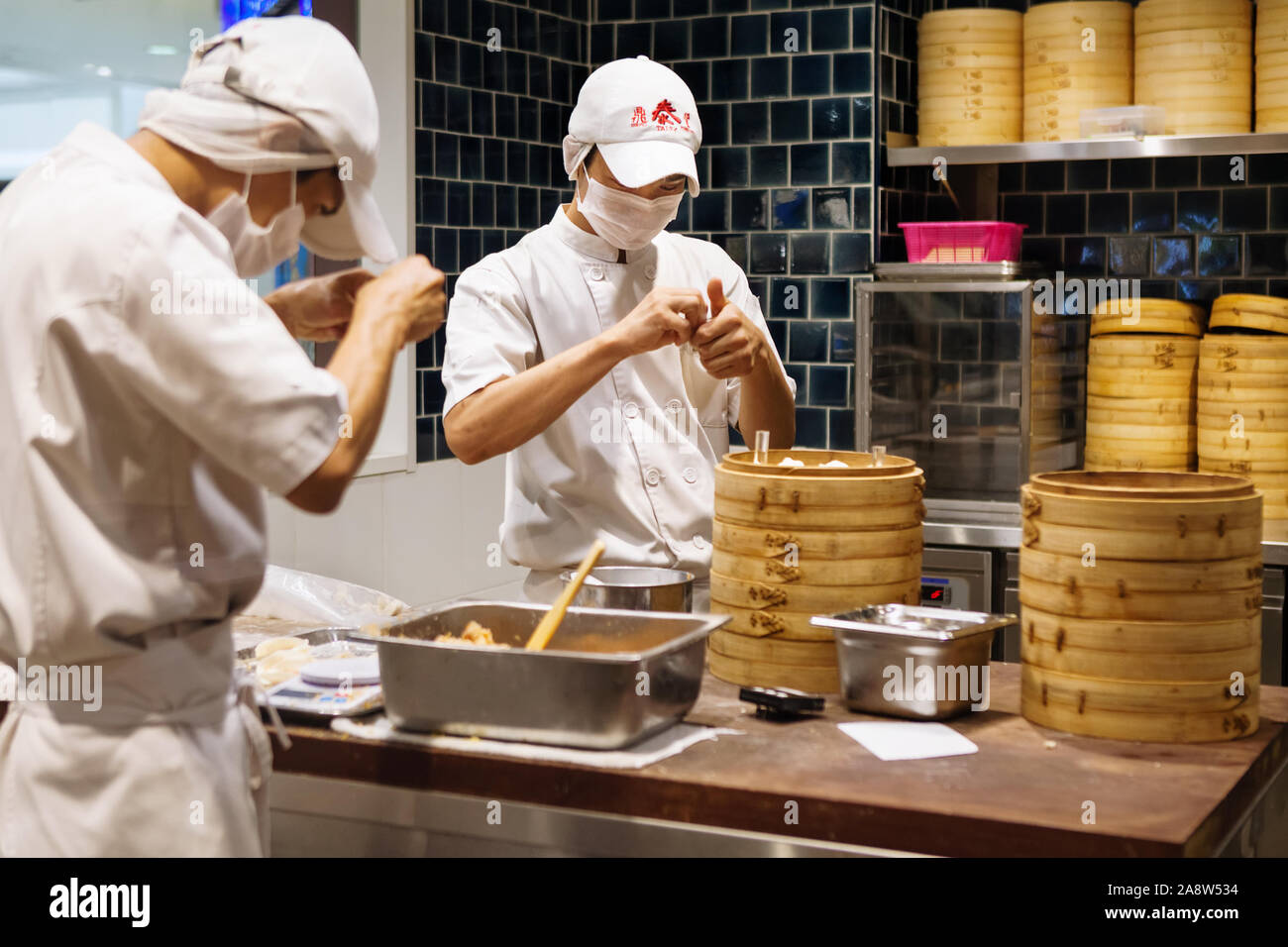 Johor, Malesia - 22 Marzo 2018: Asian chef di cucina Cinese tradizionale cibo Taiwanese gnocchi ristorante. Gli uomini cucinare e fare nuovi dim sum Foto Stock