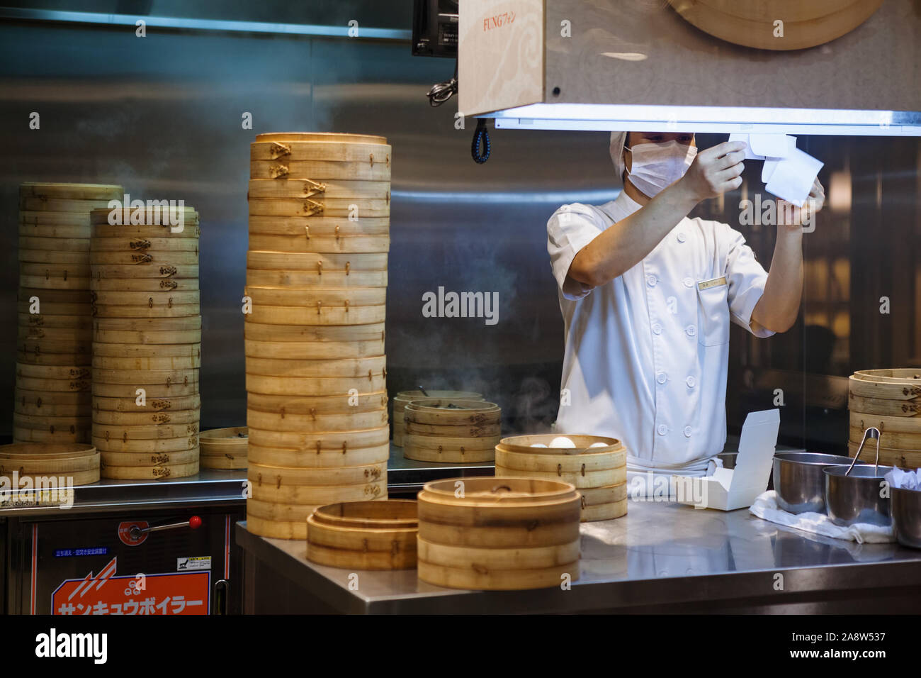 Johor, Malesia - 22 Marzo 2018: Asian chef di cucina Cinese tradizionale cibo Taiwanese gnocchi ristorante. Gli uomini cucinare e fare pasta fresca di ste Foto Stock