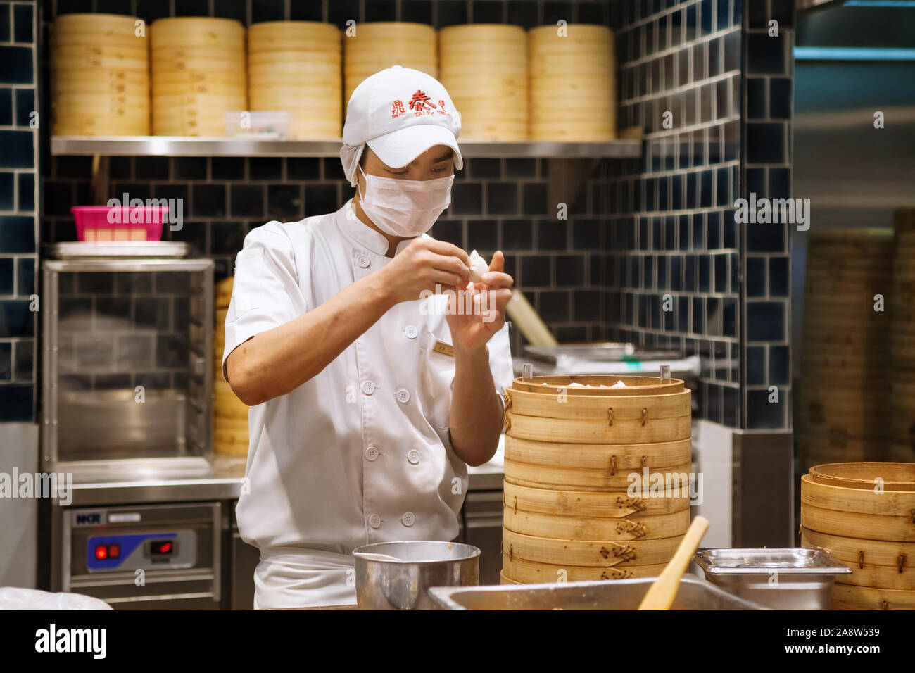 Johor, Malesia - 22 Marzo 2018: Asian chef di cucina Cinese tradizionale cibo Taiwanese gnocchi ristorante. Gli uomini cucinare e fare pasta fresca di ste Foto Stock