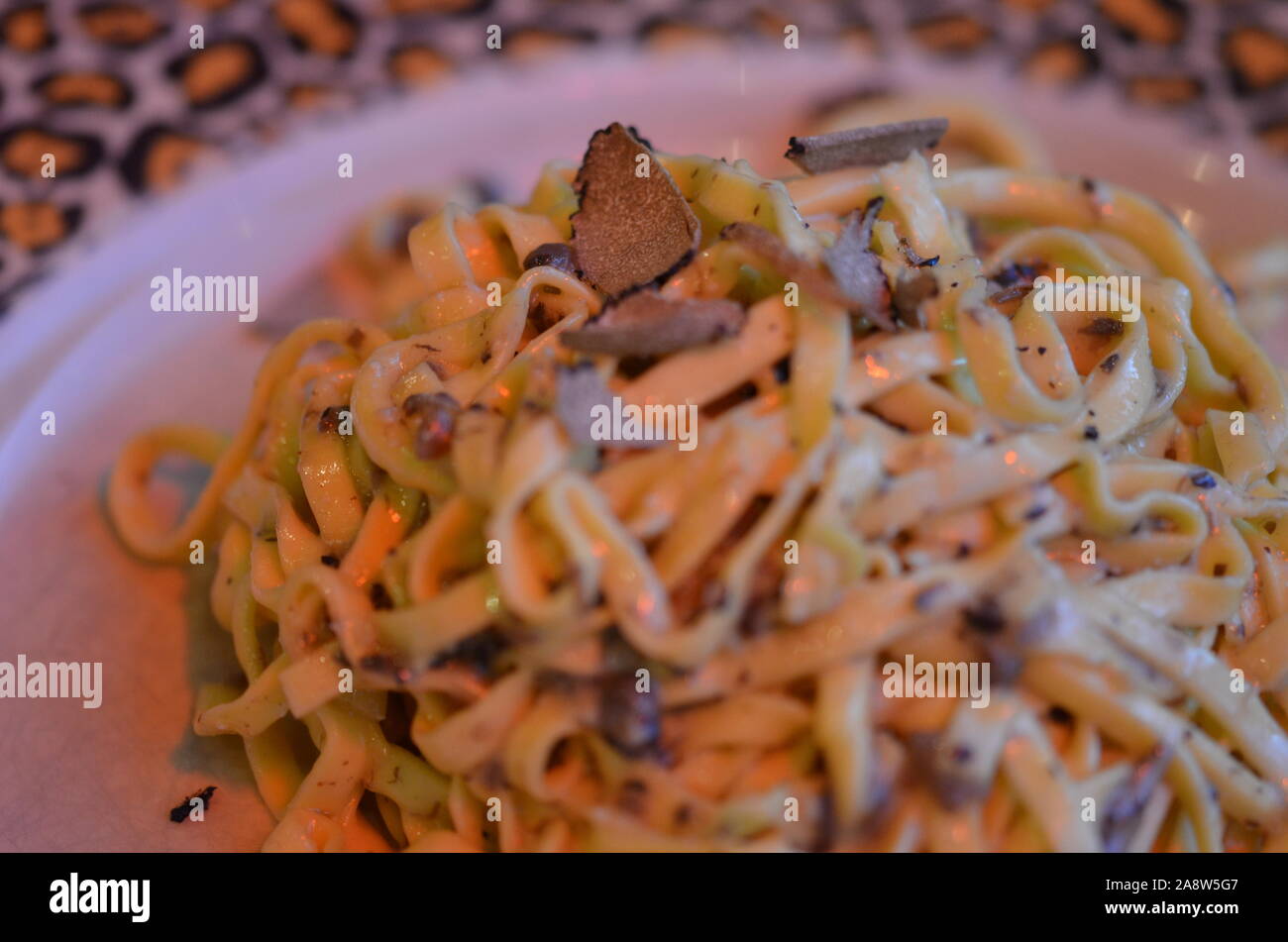 tagliatelle fresche con gustosi tartufi e salsa cremosa Foto Stock