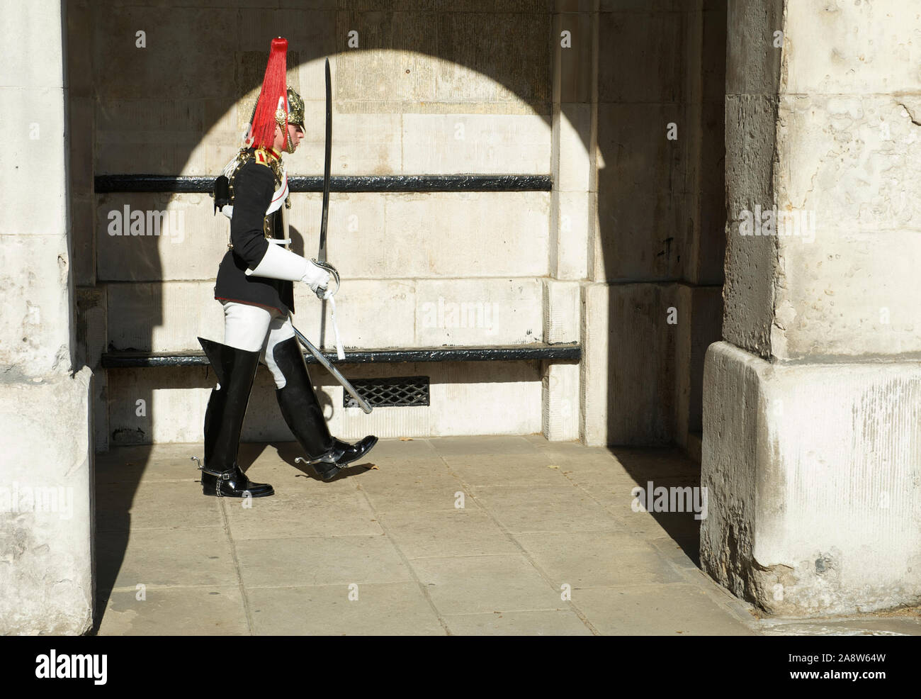 Londra - 14 ottobre 2011: smontato horse guard sentry marche a Horse Guards Arch, Saint James Palace, Whitehall, una tradizione di Tudor. Foto Stock