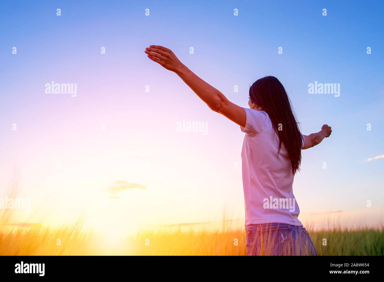 Sentimento donna libera in un bellissimo ambiente naturale. Foto Stock