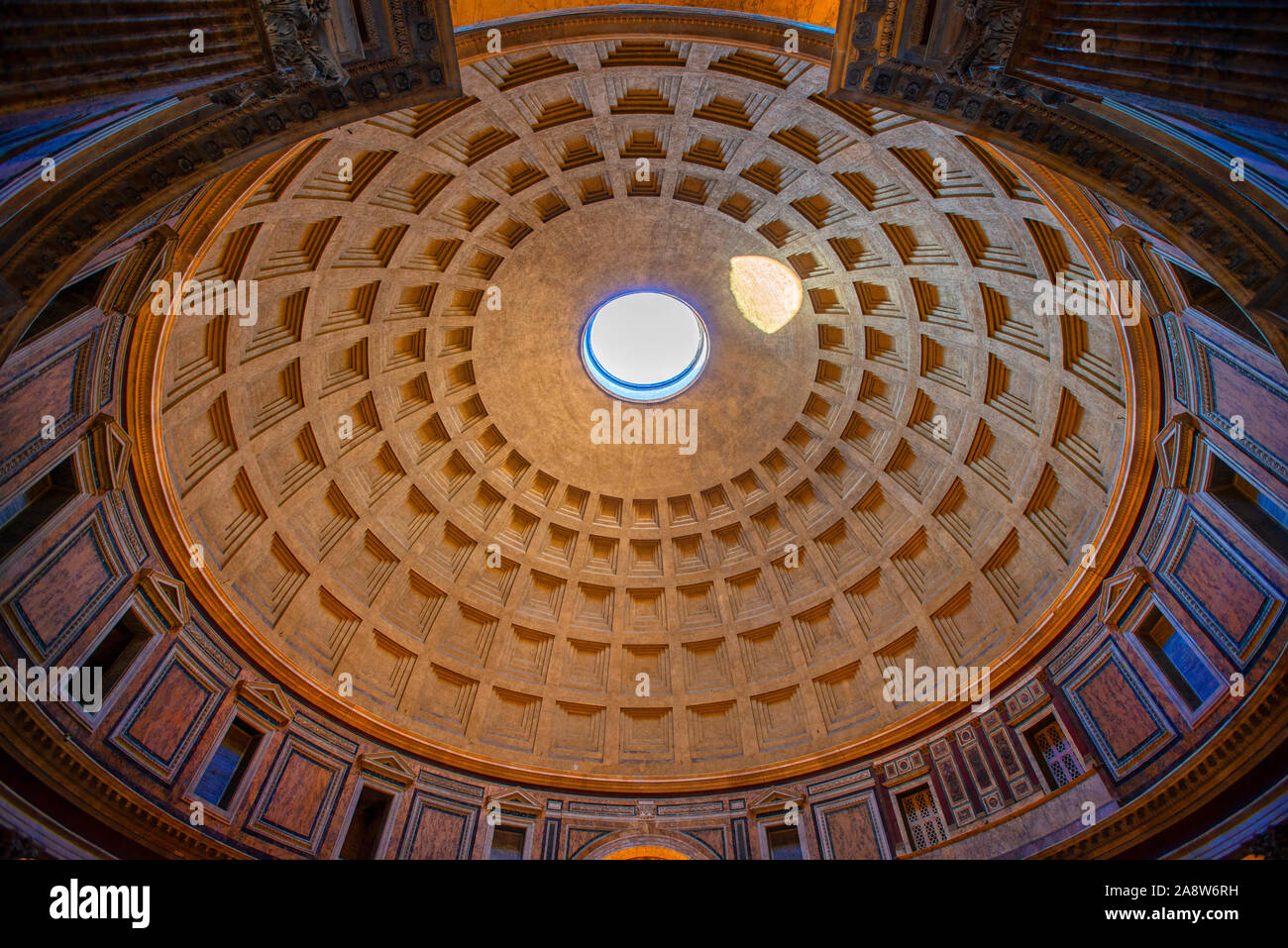 La parte interna della cupola nel Pantheon a Roma, Italia. Foto Stock
