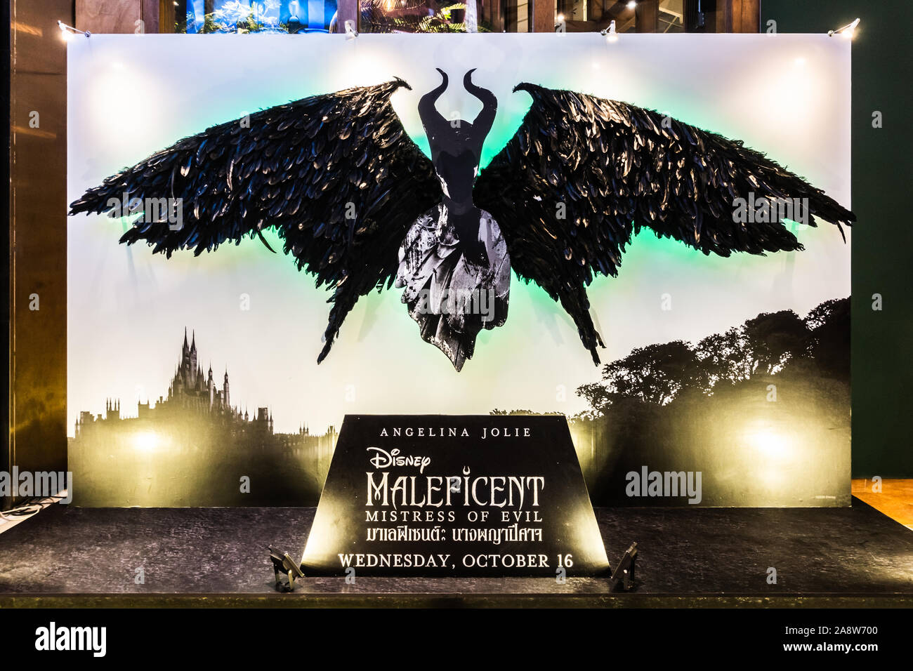 Bangkok, Thailandia - Ott 1, 2019: Maleficent: padrona del male poster sfondo display nel cinema teatro. Filmato pubblicitario concept Foto Stock