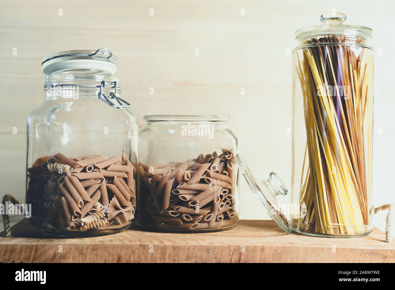 Il cibo italiano, tutta la pasta di grano e gli spaghetti in vasetti di vetro Foto Stock