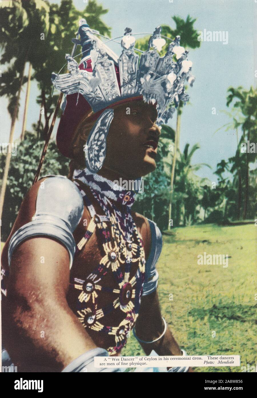 Un 'Wes' ballerino di Ceylon nel suo abito cerimoniale 1940s/1950s. Foto Stock