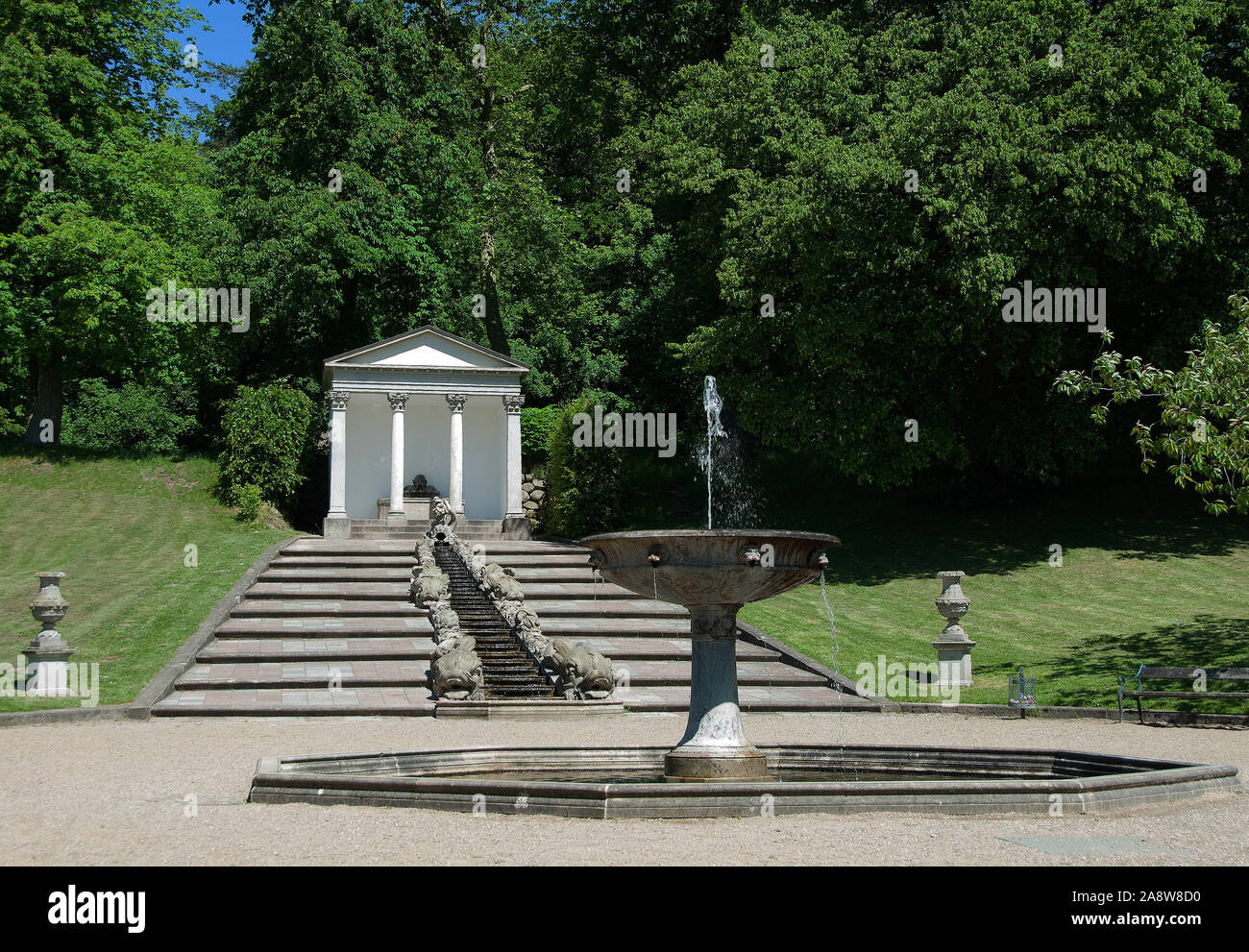 Piccola fontana a cascata di un ottagono in piscina a Schloss Gottorf giardini barocchi in Schleswig Holstein (ampia ristrutturazione (2005) Foto Stock