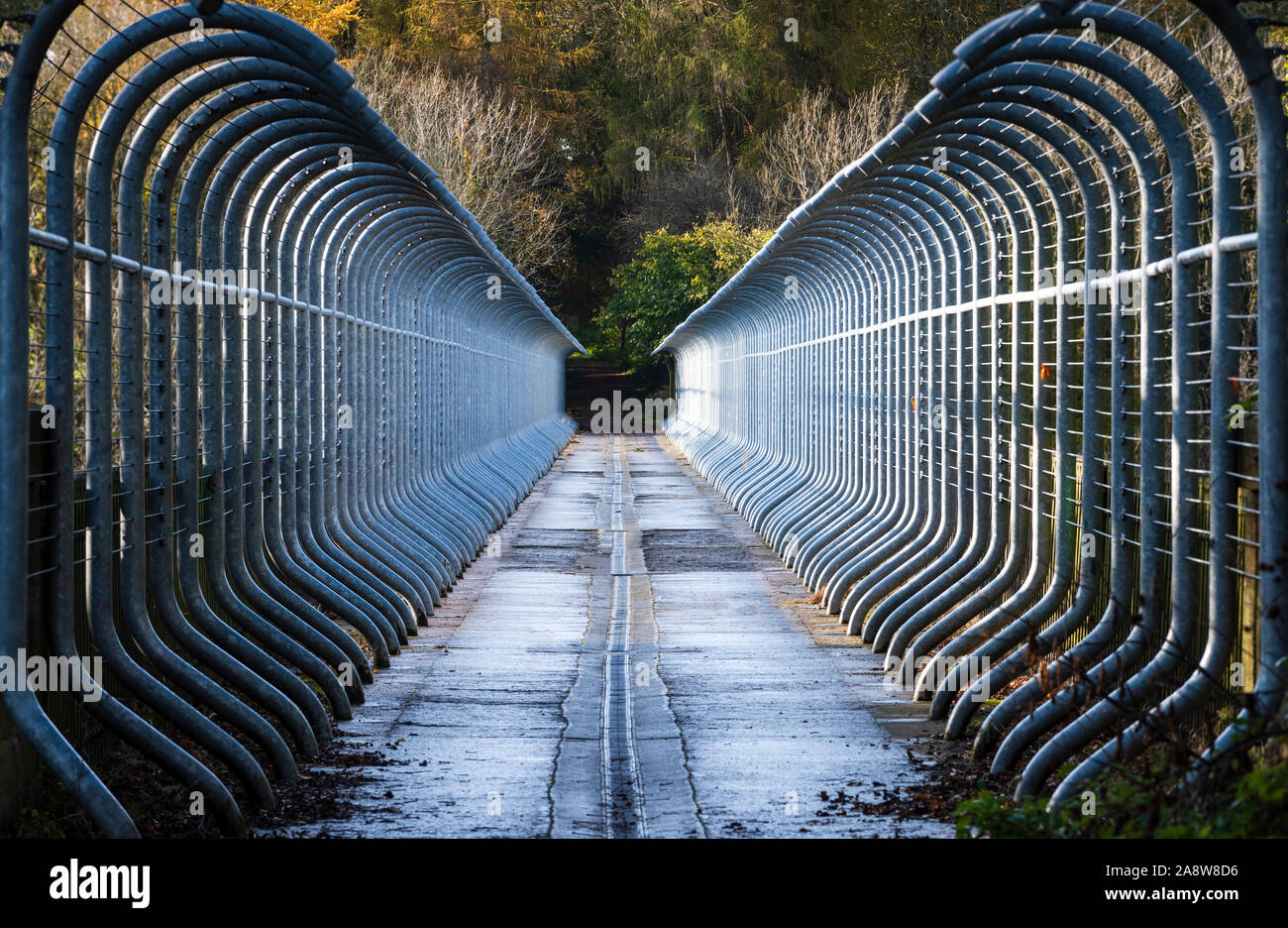 Metallo anti barriere di suicidio formano un ambiente chiuso per effetto tunnel attraverso un alto viadotto a Houndsgill sul modo Waskerley Foto Stock