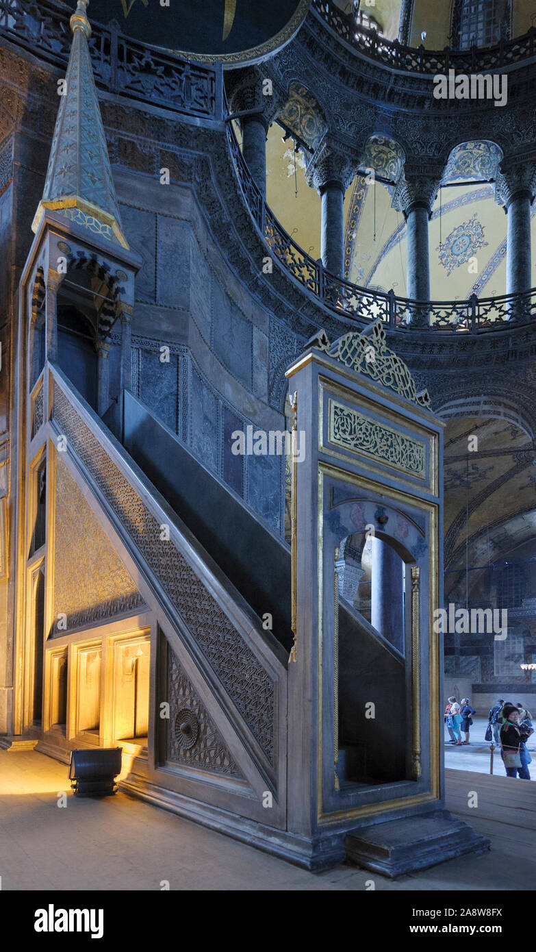 Interno di Aya Sofia Hagia Sophia chiesa bizantina e poi moschea ottomana di Istanbul. Qui mostrato il Minbar una forma di pulpito in un luogo islamico di culto Foto Stock