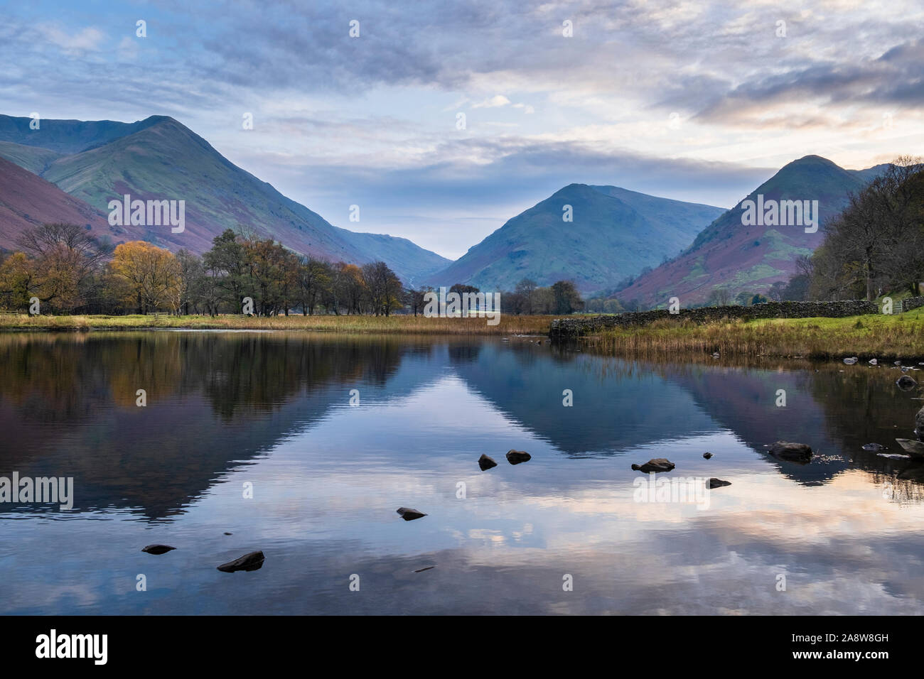 Fratelli acqua tarn nel Lake District inglese le colline / fells sono Hartsop Dodd, Medio Dodd e alta Hartsop Dodd con Kirkstone Pass in centro Foto Stock
