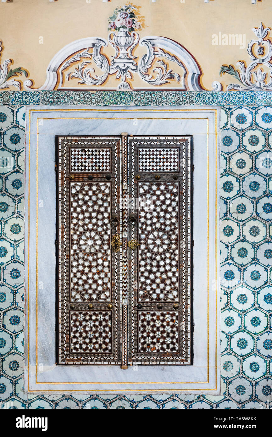 Riccamente decorata finestra con intarsi di madreperla in palazzo Topkapi Harem (Hall con una fontana), Istanbul Foto Stock
