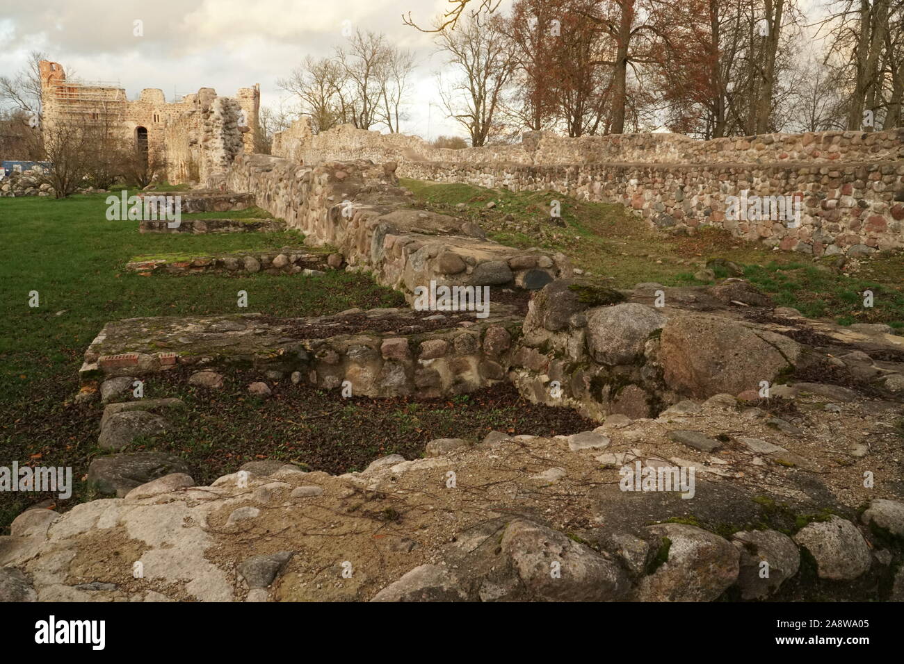 Dobele rovine del castello in Lettonia. Motivi di pietra nel territorio di un antico palazzo medievale. Foto Stock
