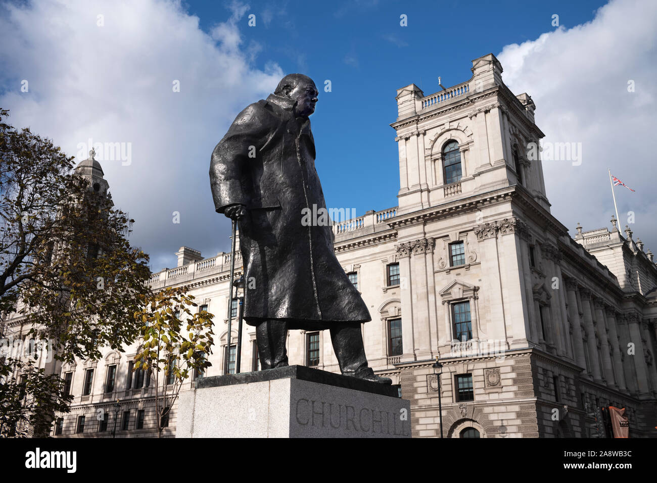 La statua di Winston Churchill in piazza del Parlamento, Londra, è una scultura in bronzo dell'ex primo ministro inglese Winston Churchill, creato da Foto Stock