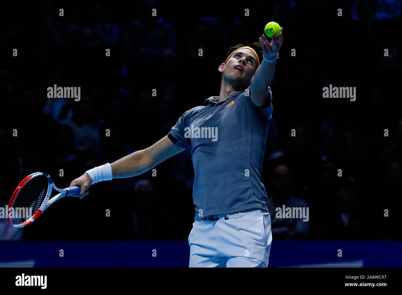Dominic Thiem dell'Austria durante la sua partita contro Roger Federer al Giorno uno del Nitto ATP World Tour Finals presso l'Arena O2 il 10 novembre 2019 a Londra, Inghilterra Foto Stock