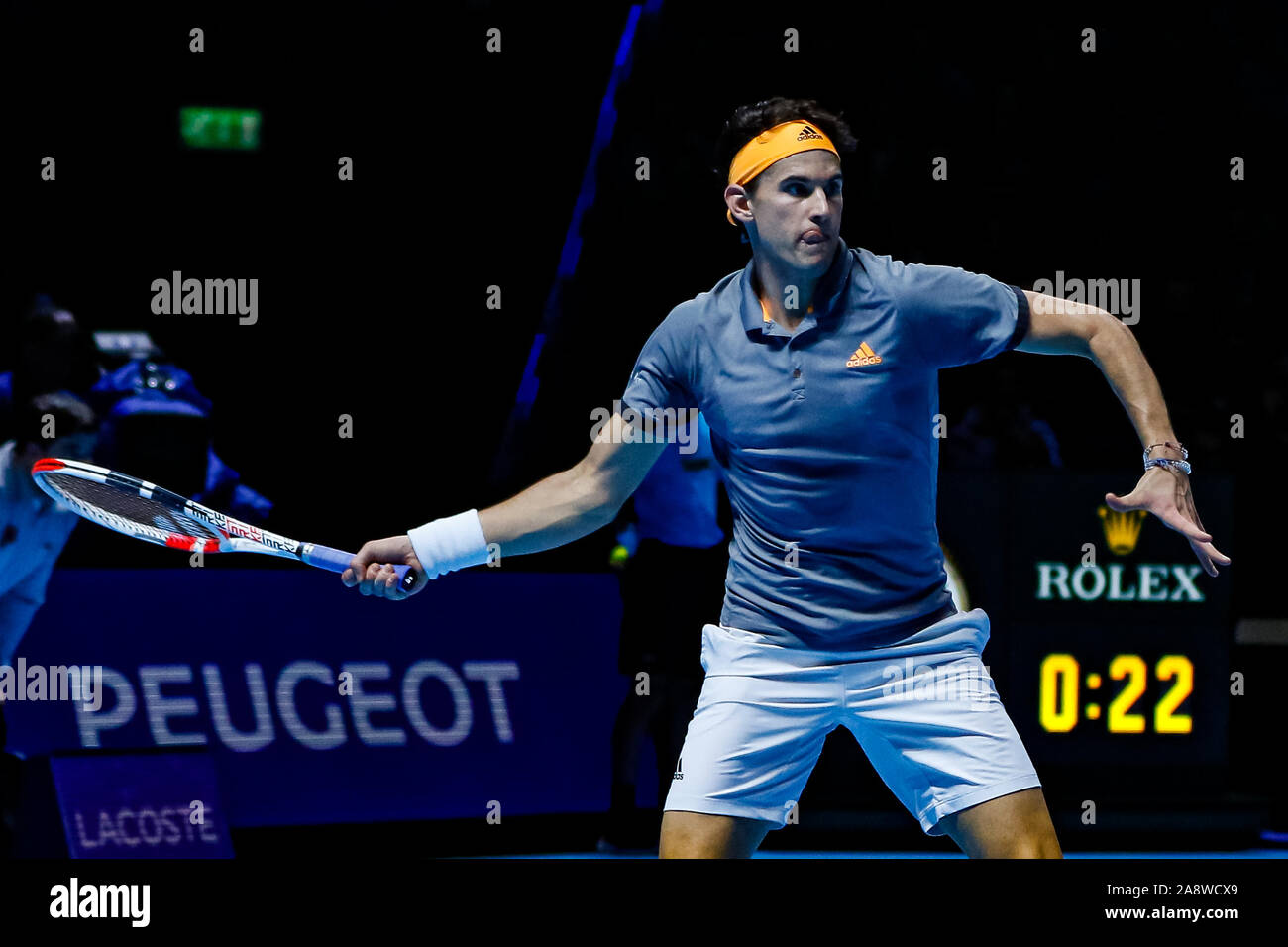 Dominic Thiem dell'Austria durante la sua partita contro Roger Federer al Giorno uno del Nitto ATP World Tour Finals presso l'Arena O2 il 10 novembre 2019 a Londra, Inghilterra Foto Stock