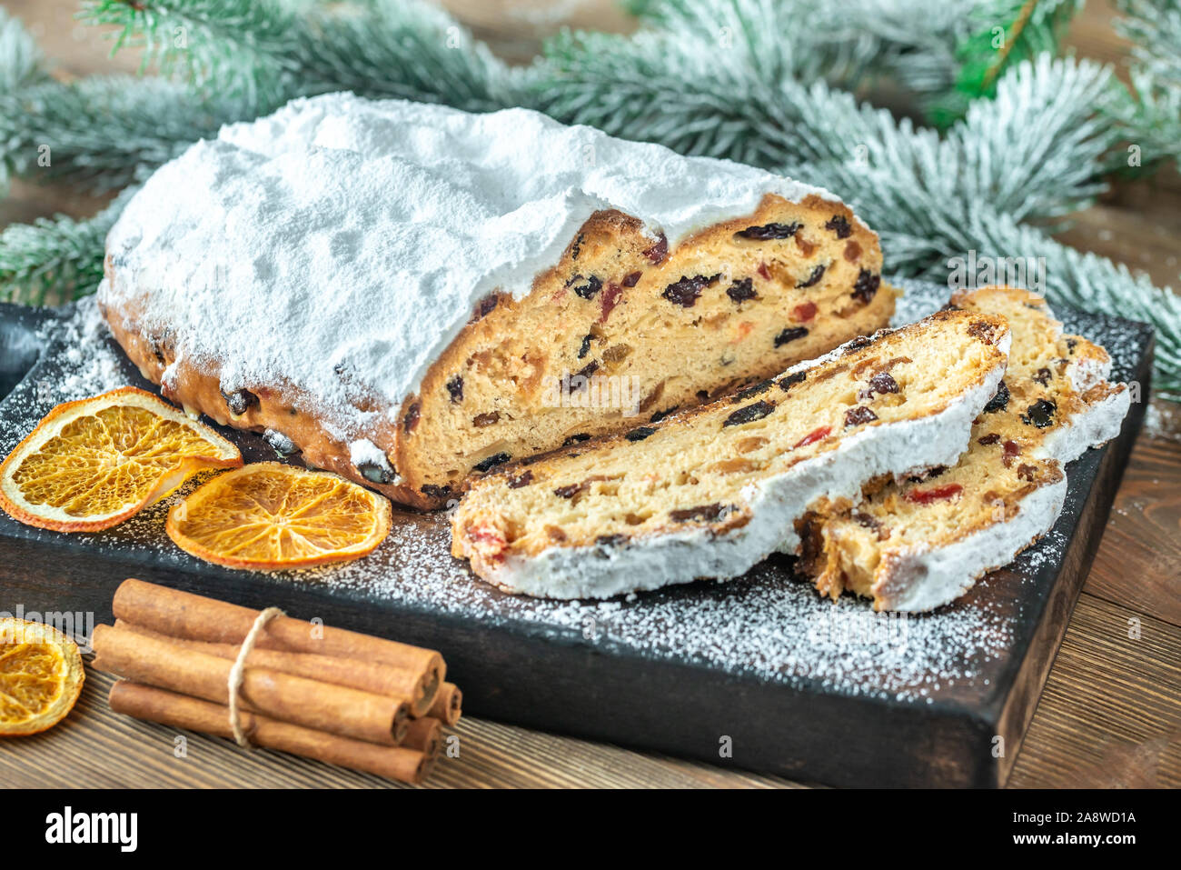 Lo Stollen - Tedesco tradizionale pane mangiato durante la stagione di natale Foto Stock