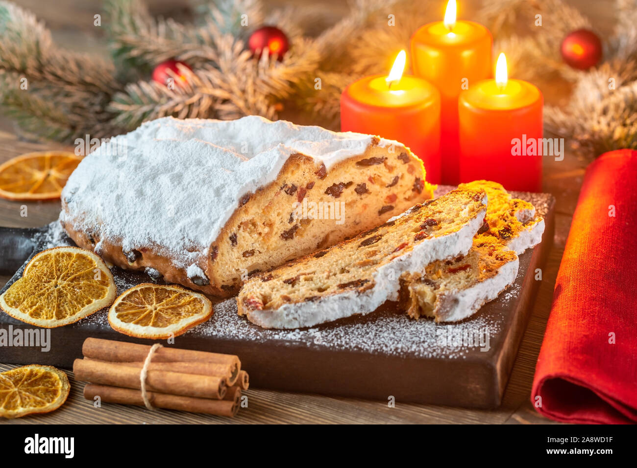 Lo Stollen - Tedesco tradizionale pane mangiato durante la stagione di natale Foto Stock