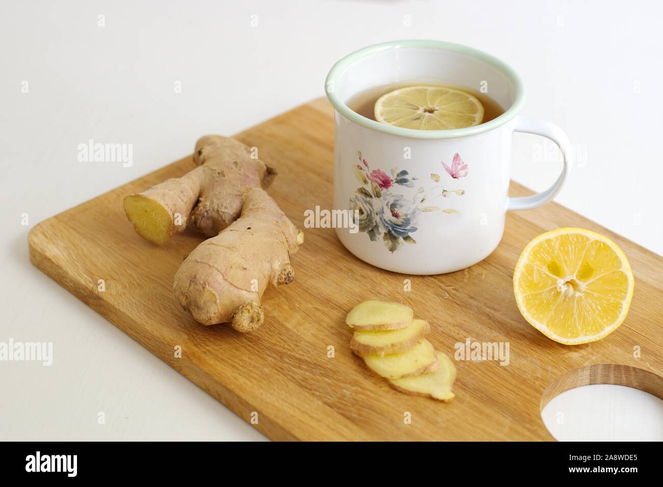 Closeup colpo di zenzero e tè allo zenzero con il limone nel contenitore decorativo Foto Stock