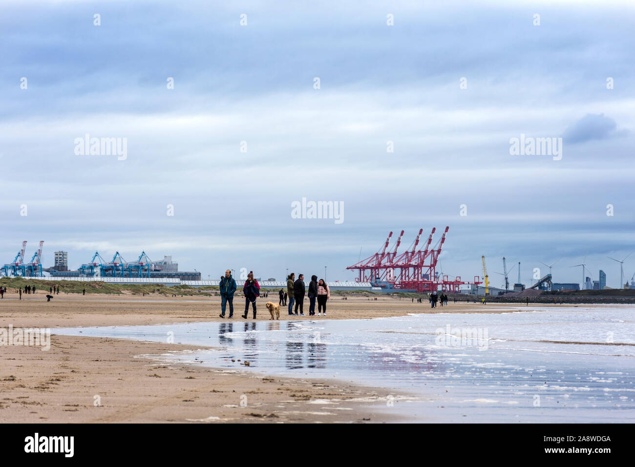 Crosby Beach, con Liverpool docks in background, Sefton, Regno Unito Foto Stock