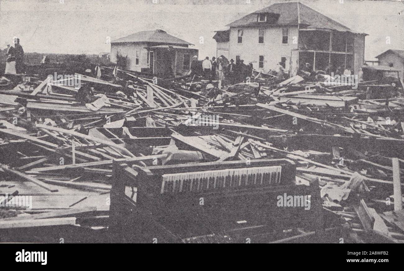 1930s scena di un tornado "blitz" disastro, distruggendo tutto ciò che incontra sul suo cammino. Foto Stock