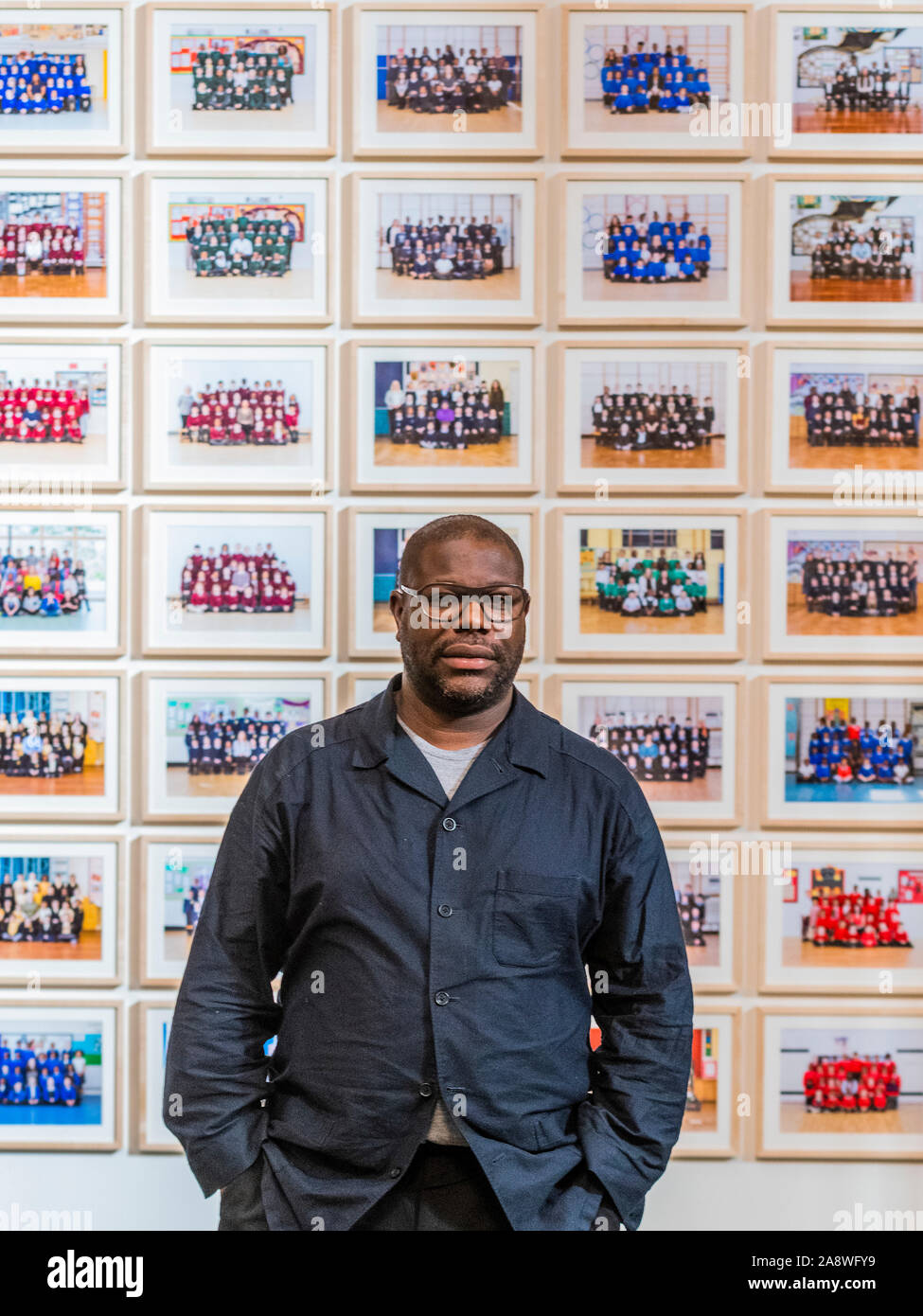 Londra, Regno Unito. Xi Nov, 2019. Steve McQueen's (foto) Anno 3 progetto può ora essere visto come un'installazione su larga scala a in Duveen gallerie al Tate Britainon. È anche ovn 600 cartelloni su tutti i 33 del London Boroughs. Le immagini dispongono di classe foto dell'anno 3 i bambini della scuola da Londra scuole primarie. I cartelloni sono su high streets, piattaforme ferroviarie, siti stradali e le stazioni della metropolitana fino a metà novembre e le immagini sono in mostra alla Tate da 12 Novembre 2019 - 3 maggio 2020. Il progetto è una collaborazione tra la Tate, Artangel e una nuova direzione. Credito: Guy Bell/Alamy Foto Stock