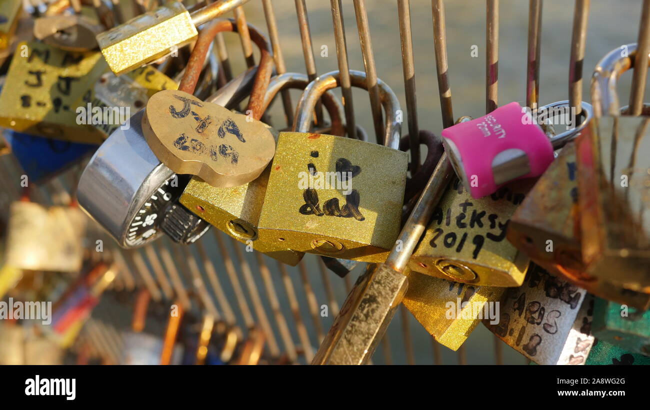 Amore blocca appesi al Pont d'Arti a Parigi.Il peso di questi blocchi è di danneggiare i ponti nella zona. Foto Stock